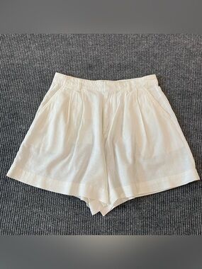 Gap Women's Shorts Off White 5" Size 10. Bermuda Pockets